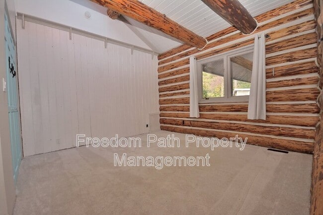 Building Photo - 480 Sunnyside Ridge Rd