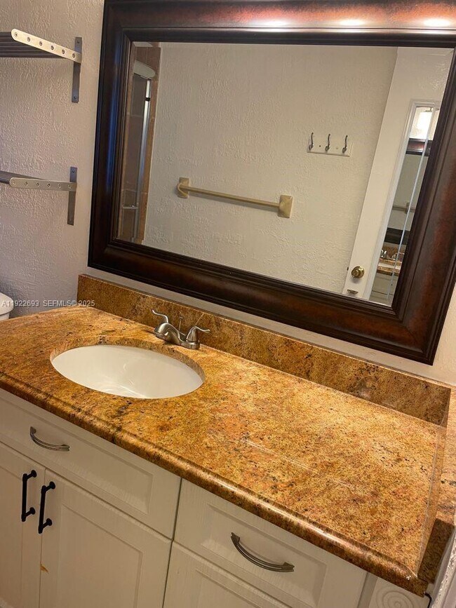 Building Photo - 3141 N Palm Aire Dr