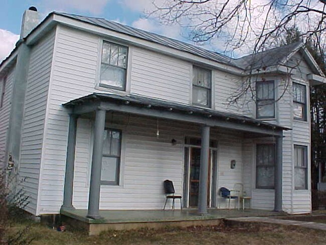Primary Photo - 3 Br, 1 Ba home in town with hardwood floo...