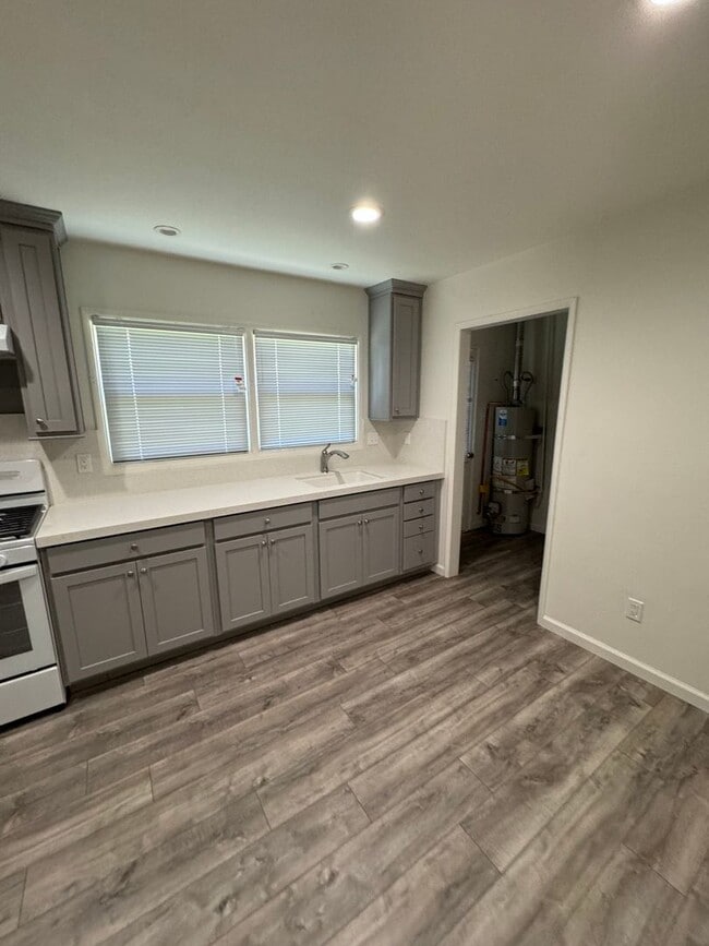 Building Photo - Cherokee Lane 1507-1509