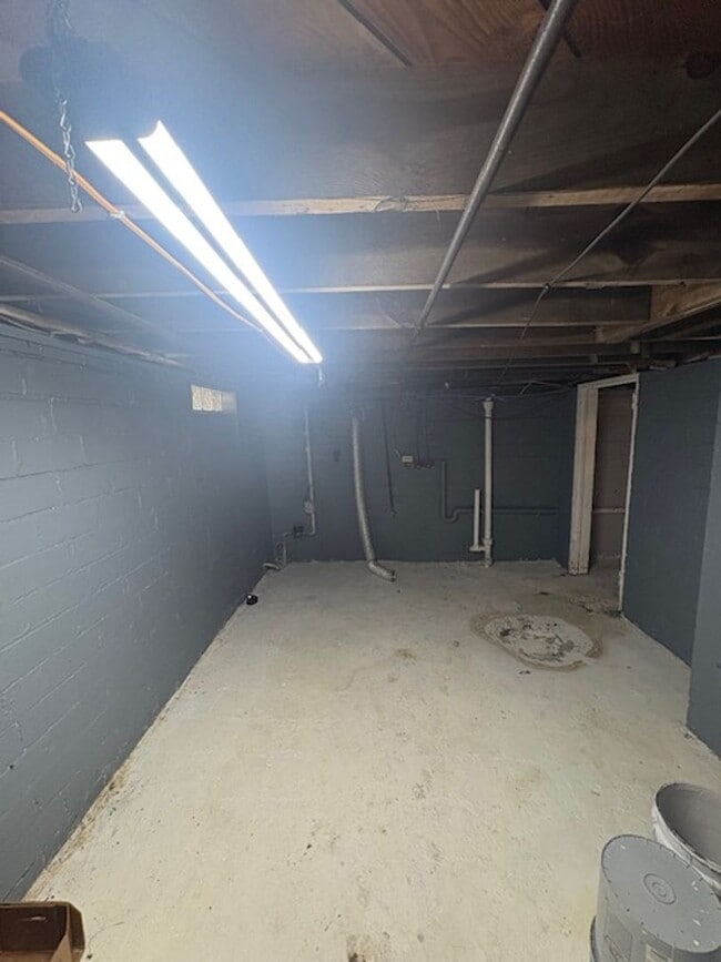 Building Photo - Single-Family 3 bedroom Home