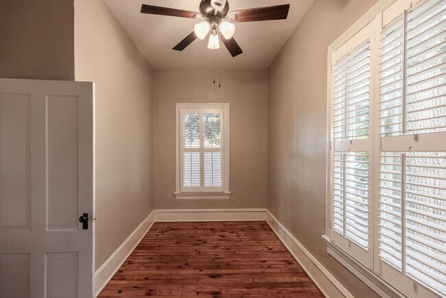 Building Photo - Downtown home walking distance to Mercer L...