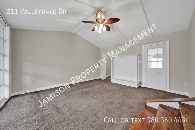Building Photo - 211 Valleydale Dr