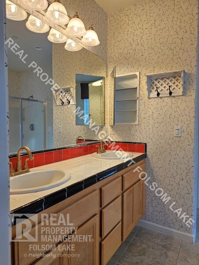 Building Photo - Lincoln Crossing Gated Community 3-Bedroom...