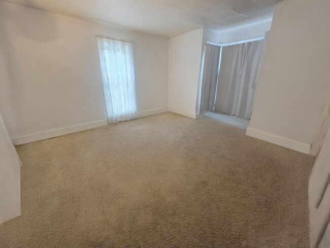 Building Photo - 3 Bedroom, 1 Bathroom w/ Covered Porch & Off Street Parking - Available July 1st!