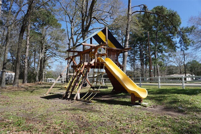 Building Photo - 11514 Persimmon St