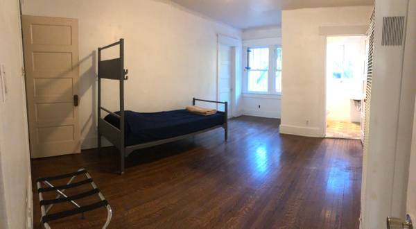 Building Photo - 1132 S Hoover St