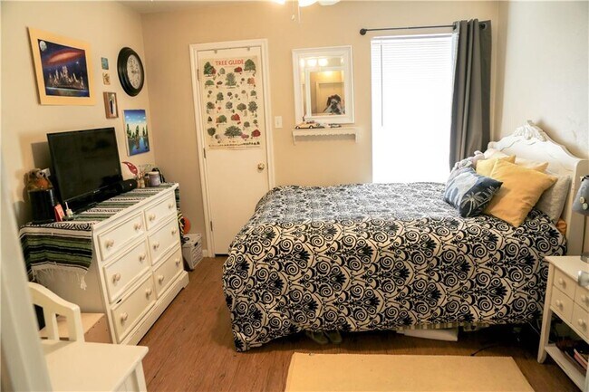 Building Photo - 1708 E 17th St