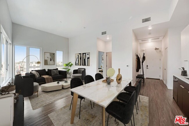 Building Photo - 107 S Hewitt St