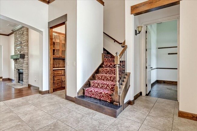 Building Photo - Gorgeous Executive Home - Open Plan - Stor...
