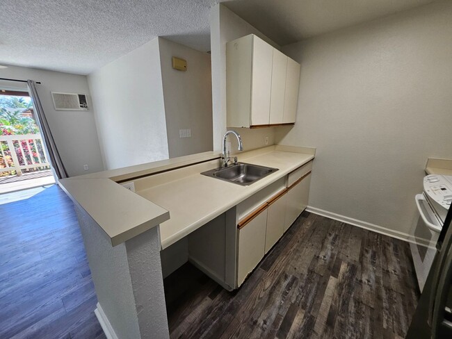 Building Photo - Pet Friendly Upstairs 2/1.5-bedroom North ...