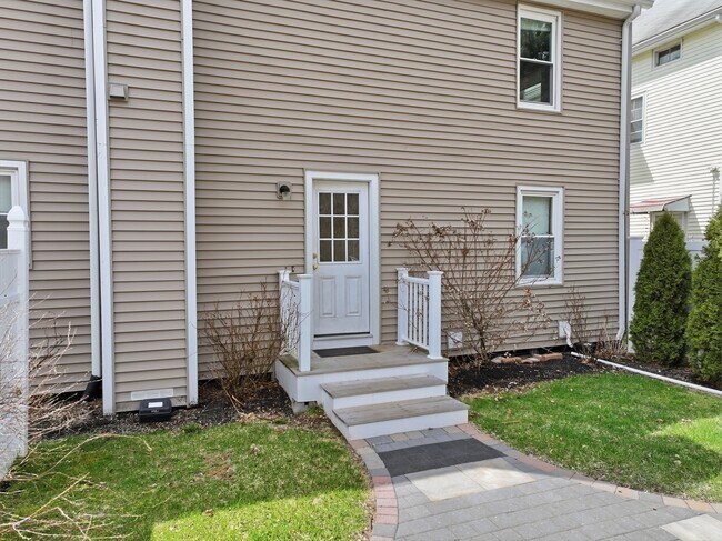 Building Photo - 146 Hecla St