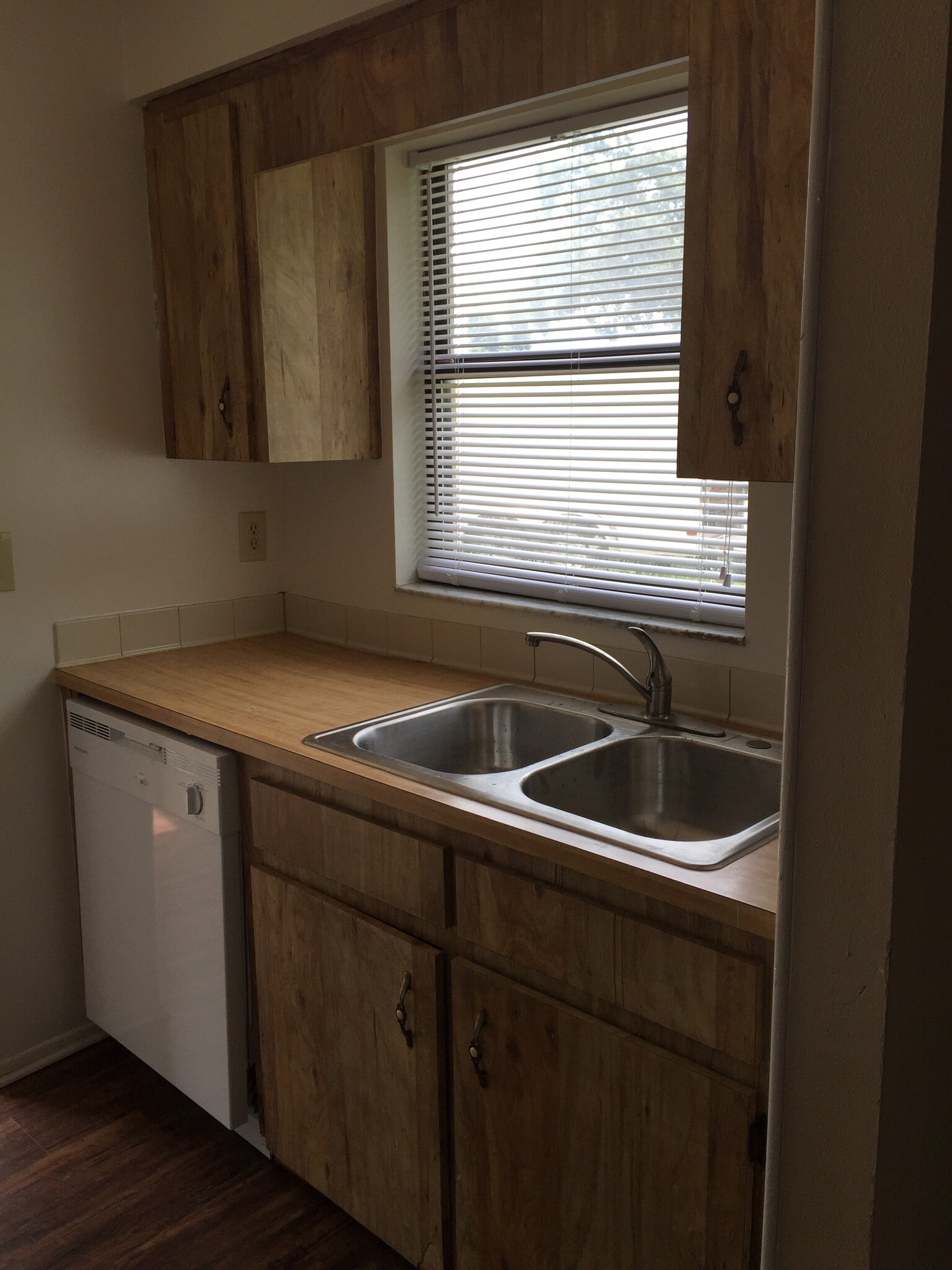 Kitchen w/ brand new dishwasher. - 2418 S San Gully Rd