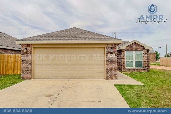 Building Photo - 4 Bedroom Available SOON!