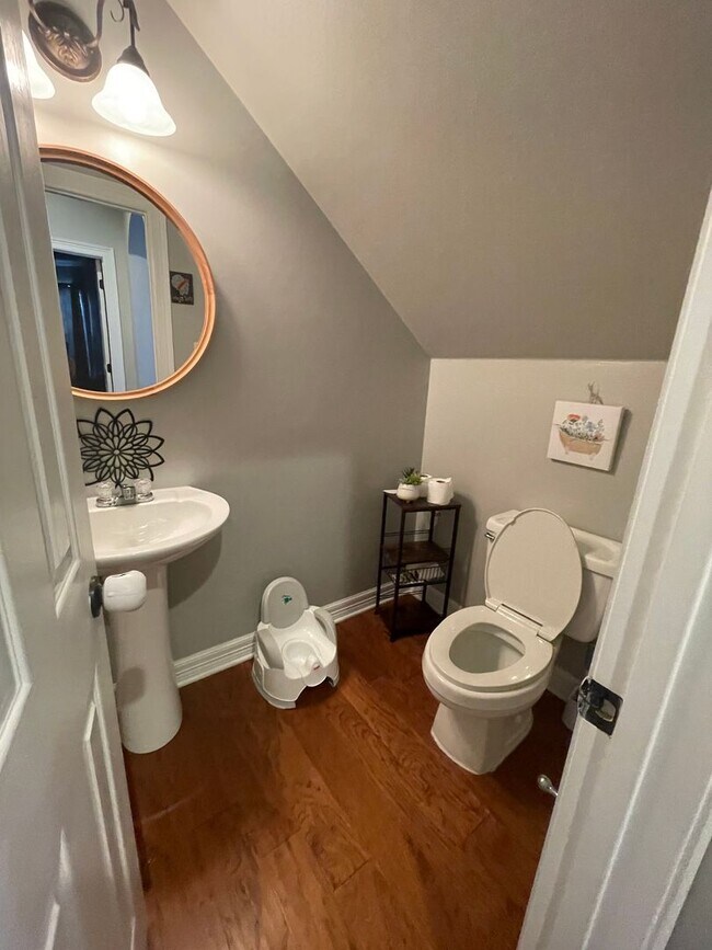 Building Photo - Gorgeous 5 Bedroom Home in The Haven!