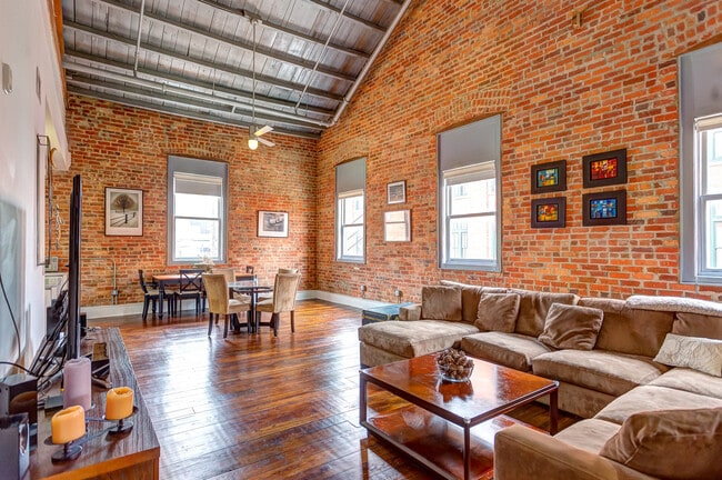 Building Photo - 246 N Court St