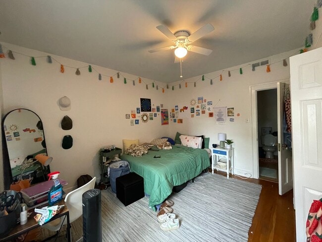 Building Photo - Spacious Three Bedroom Apartment on Calhoun Street