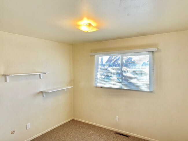 Building Photo - Three Bedroom Tri-Level Home in Garden Ranch