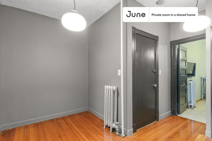 Building Photo - Private bedroom in 3 bed/1 bath Home