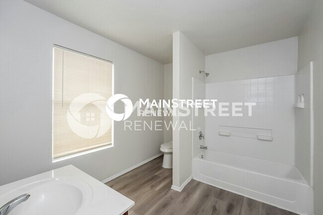 Building Photo - 4 Bedroom Pet-Friendly Home in Fort Worth, TX with Main Street Renewal