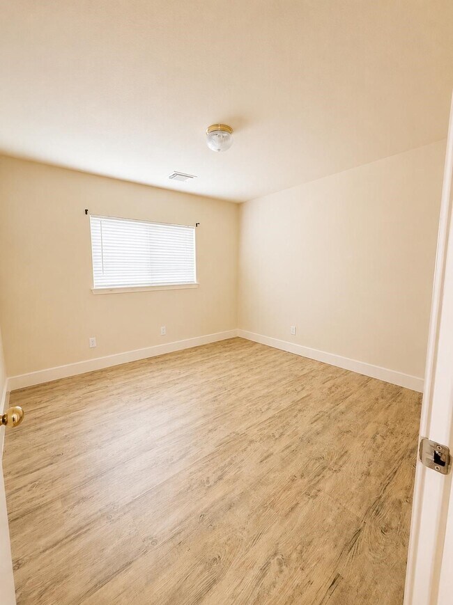Building Photo - 6146 Settlers Lake Cir W