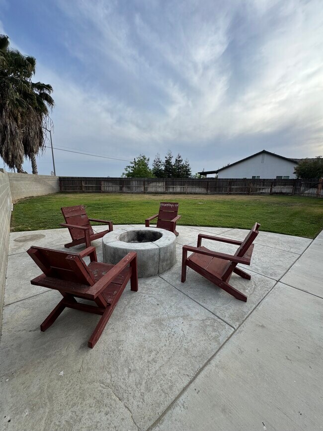 Backyard firepit - 13696 Daytona Ct
