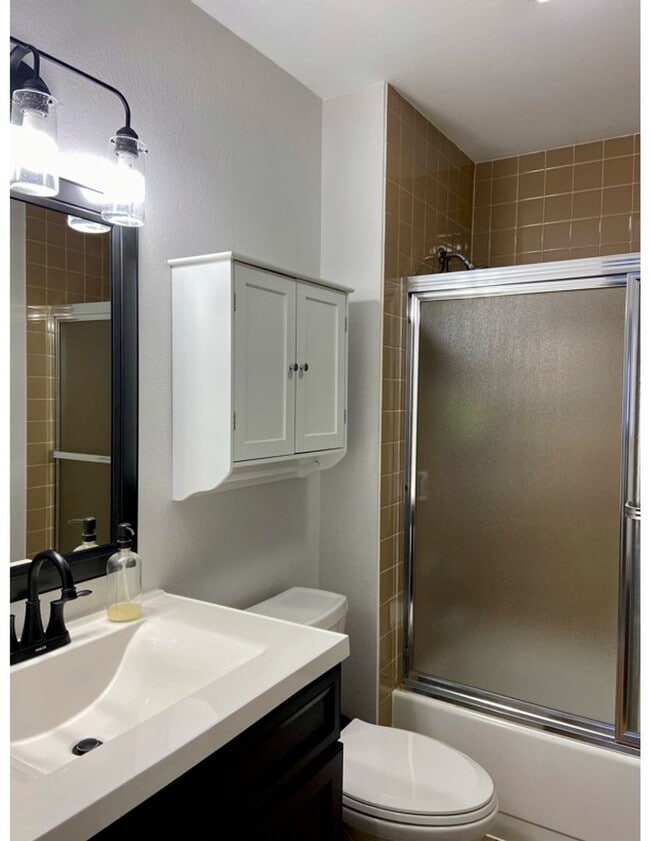 Building Photo - Furnished corporate rental