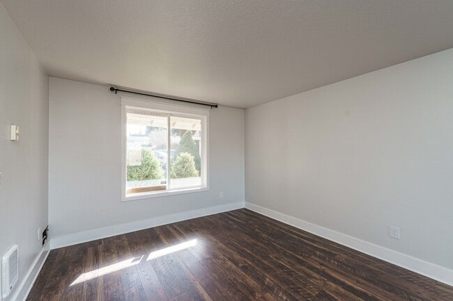 Building Photo - 4 Bedroom 2.5 Bathroom With Large Fenced B...