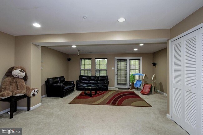 Building Photo - 7055 Oak Grove Way