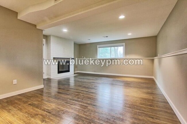 Building Photo - 4 Bed, 3 Bath Split Level Home in Sherwood