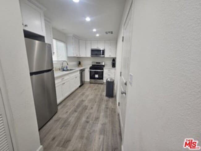 Building Photo - 868 N Edgemont St