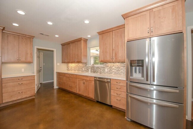 Building Photo - 5640 Oak Blvd