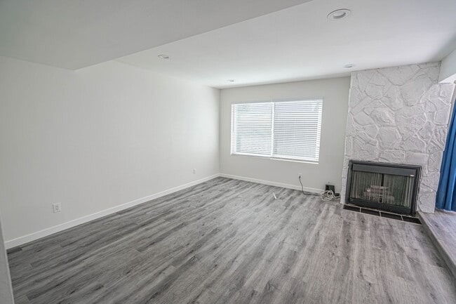 Building Photo - COMING SOON! 4 Bedroom Condo for Rent in Panorama City!