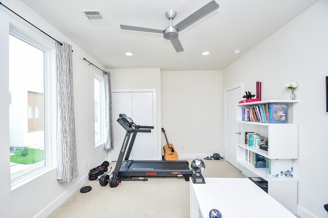 Building Photo - 5519 Paraiso Pl
