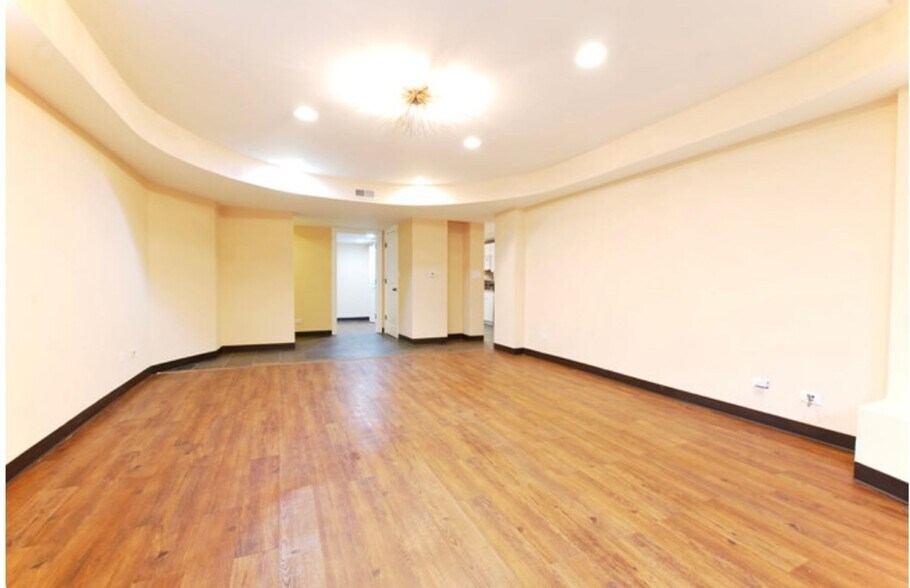 Building Photo - 1352 N La Salle Dr