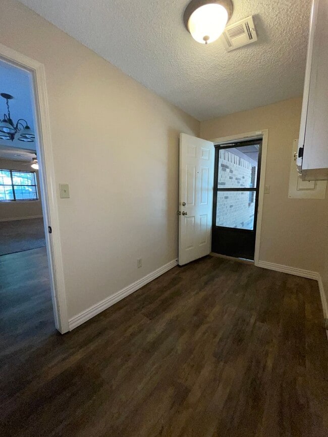 Building Photo - Charming 3-Bedroom with Fenced Yard & Cove...