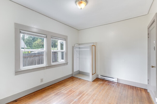 Building Photo - TWO BEDROOM HOUSE IN KELSO