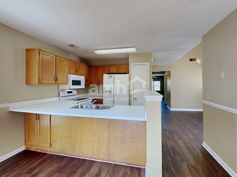 Building Photo - 2011 Lassiter Dr