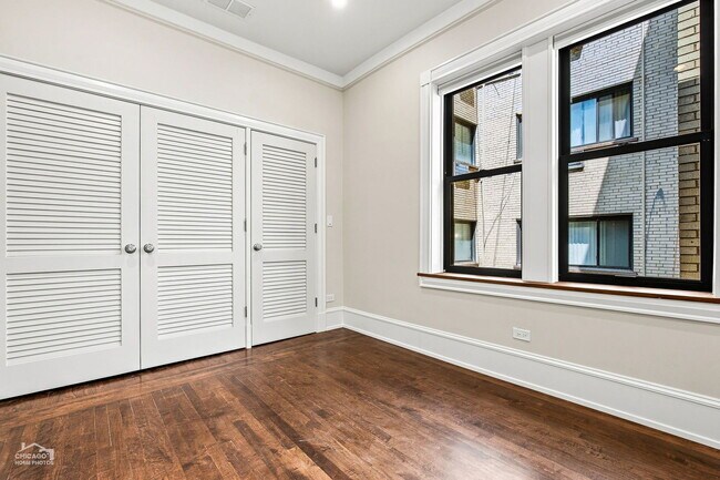 Building Photo - 5829 N Kenmore Ave