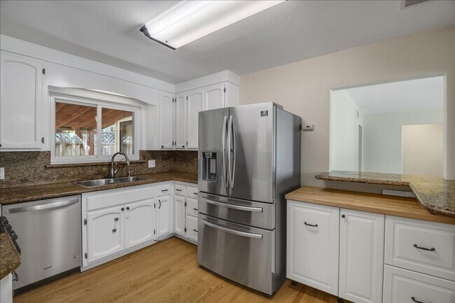 Building Photo - Spacious 3 bed 2 bath home in Mt. Carmel