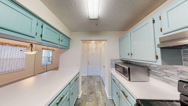 Building Photo - Ground Level 3 + 2 Spacious Updated condo