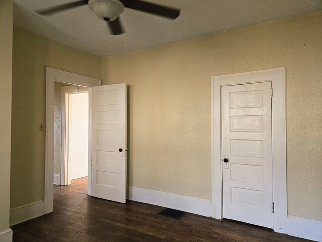 Building Photo - 12 E Chestnut St