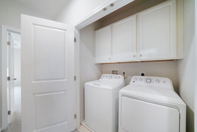Building Photo - Luxury 3 Bedroom 4 Bath Townhome in Atwate...
