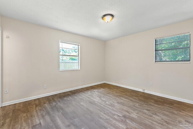 Building Photo - 1221 Albuquerque Cir
