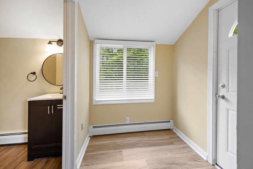 Mud Room - 84 George St