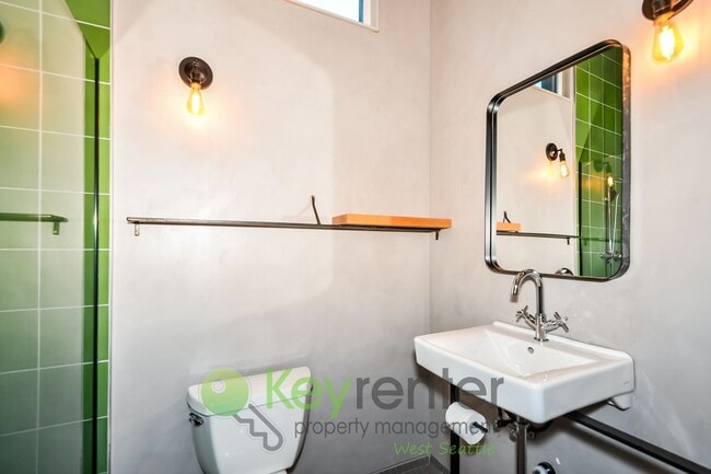 Building Photo - Executive Style 5 Bedroom with Garage and Outdoor Space