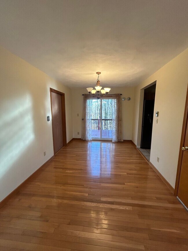 Building Photo - 3 bedroom, 3 bath house located in Park Forest