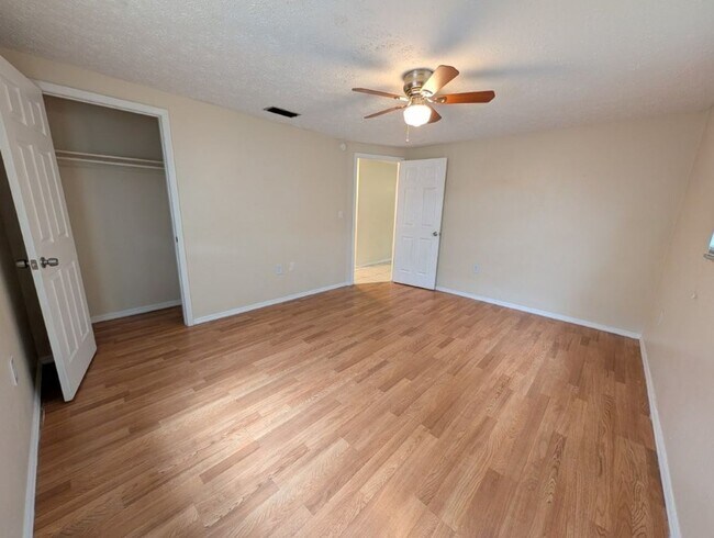 Building Photo - 6617 Lenoir Dr