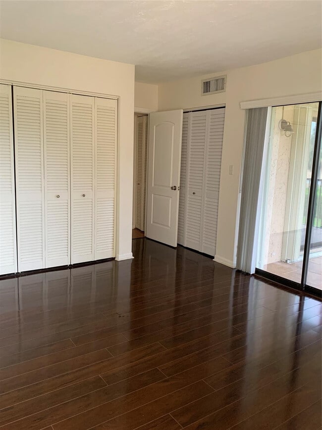 Building Photo - 200 Jacaranda Country Club Dr