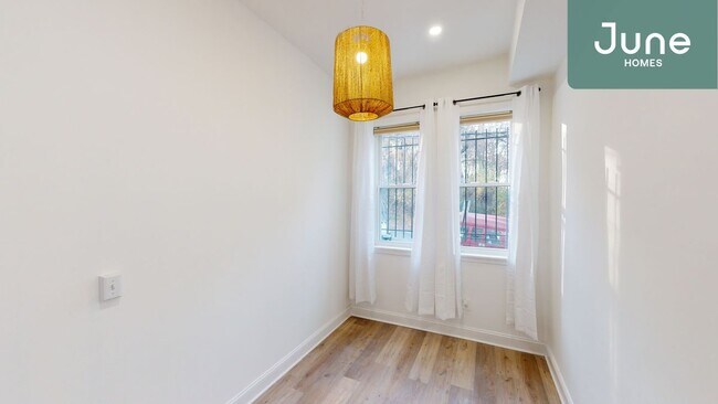 Building Photo - ROOM ONLY in 5-bed/3.5-bath Home
